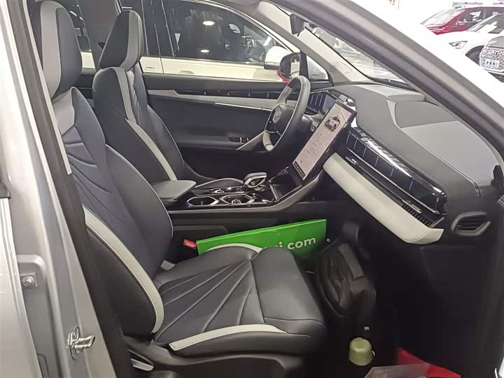 Фото 25 - Geely Atlas L