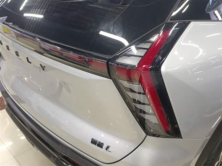 Фото 8 - Geely Atlas L