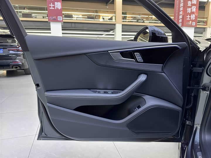 Фото 14 - Audi A4L