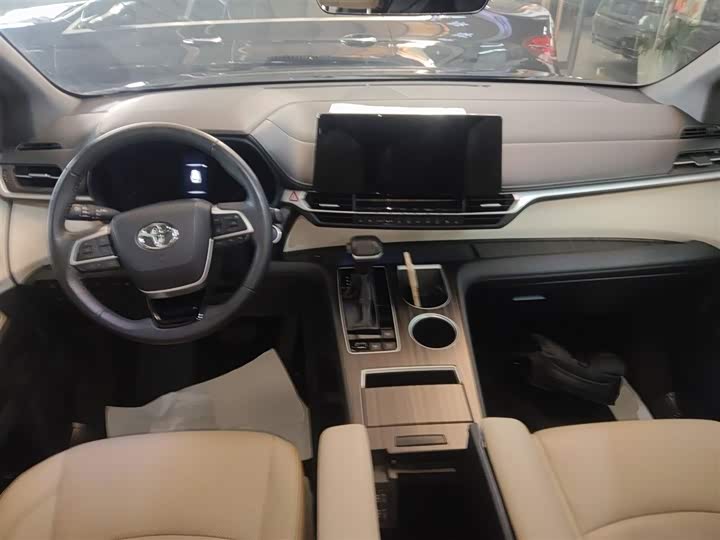 Фото 10 - Toyota Granvia