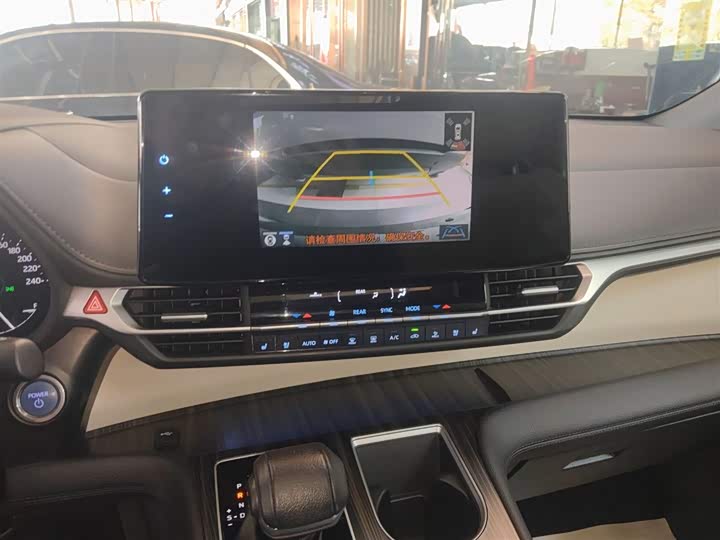 Фото 13 - Toyota Granvia