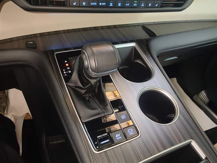 Фото 14 - Toyota Granvia