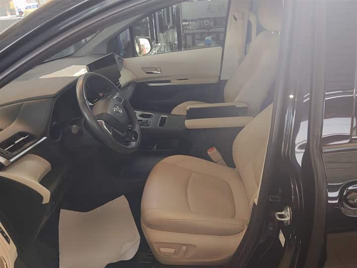 Фото 15 - Toyota Granvia