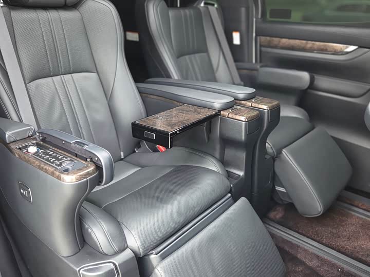 Фото 17 - Toyota Vellfire