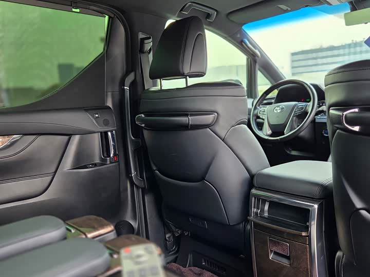 Фото 18 - Toyota Vellfire