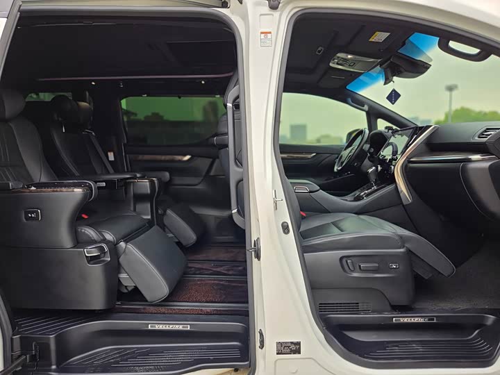 Фото 19 - Toyota Vellfire