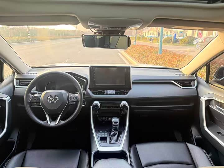 Фото 6 - Toyota RAV4