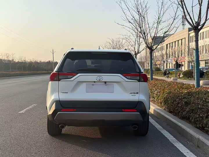 Фото 8 - Toyota RAV4