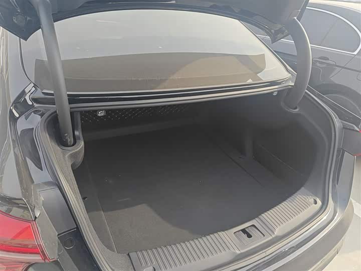 Фото 19 - Hongqi H5