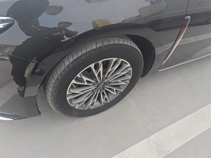 Фото 23 - Hongqi H5