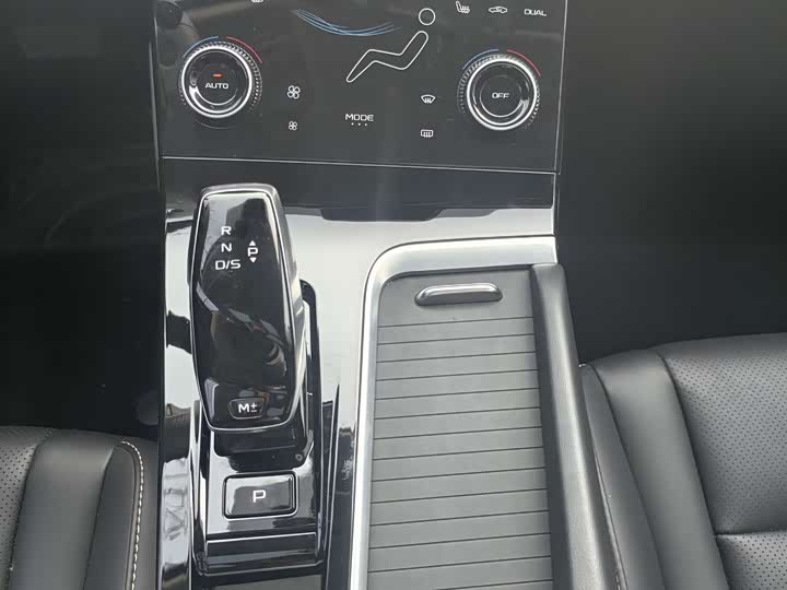 Фото 11 - Bestune B70