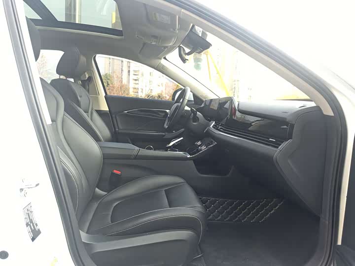 Фото 14 - Bestune B70