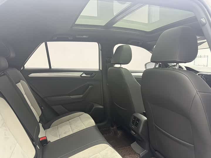 Фото 10 - Volkswagen T-Roc