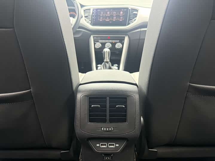 Фото 22 - Volkswagen T-Roc