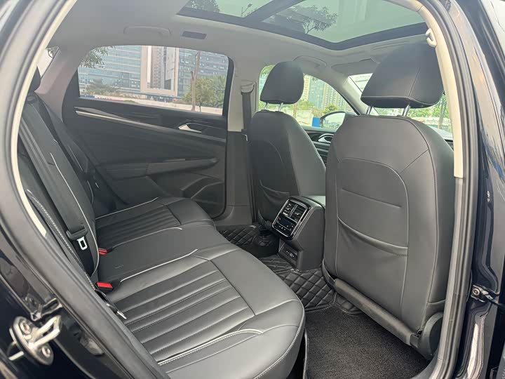 Фото 10 - Volkswagen Passat