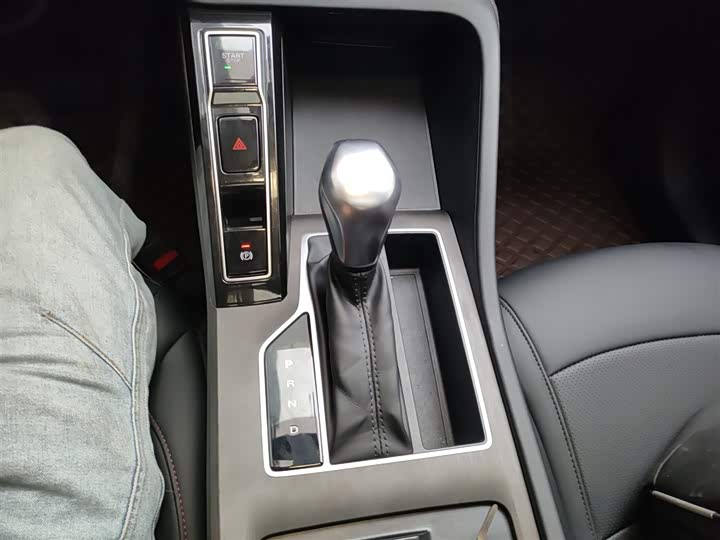 Фото 14 - Roewe i5