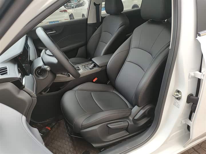 Фото 15 - Roewe i5