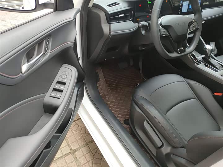 Фото 16 - Roewe i5