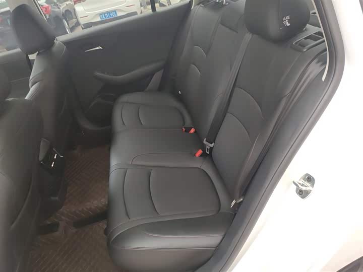 Фото 17 - Roewe i5