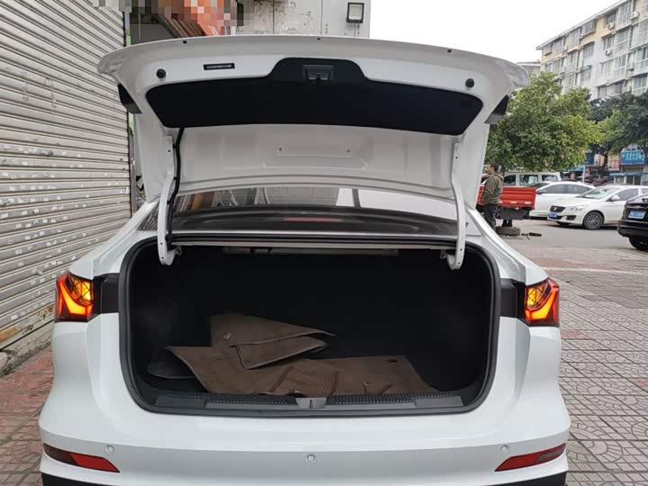 Фото 19 - Roewe i5