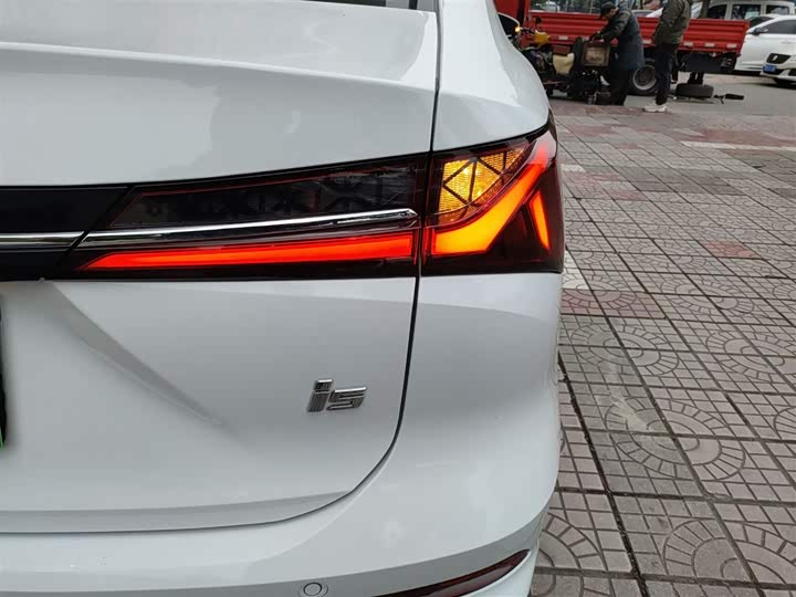 Фото 8 - Roewe i5