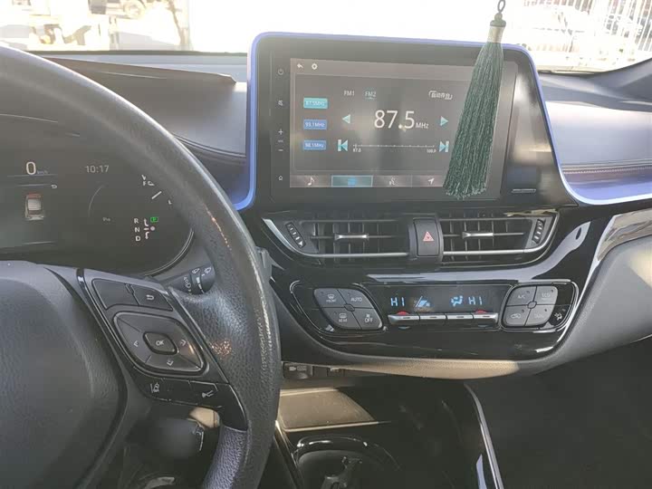 Фото 10 - Toyota C-HR EV