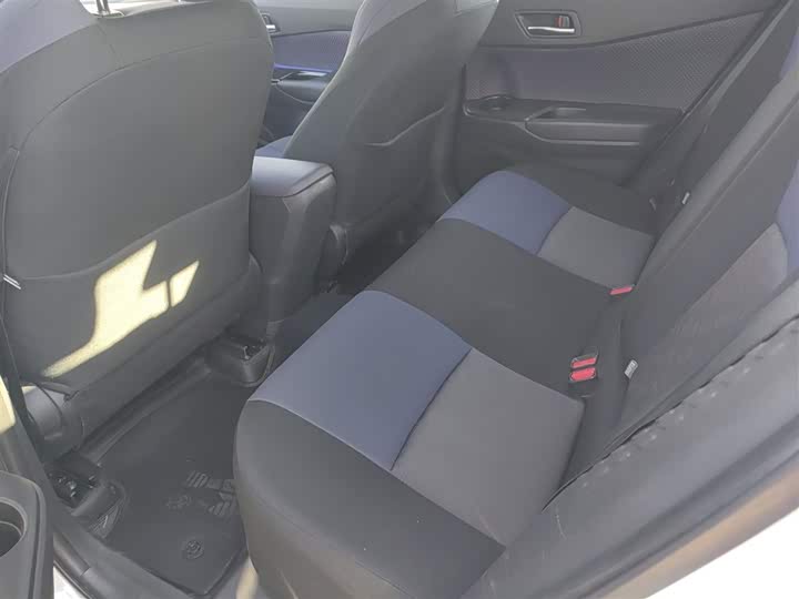 Фото 17 - Toyota C-HR EV