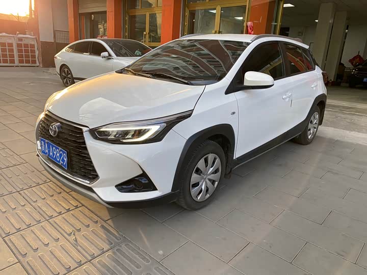 Фото 1 - Toyota Yaris L Hatchback