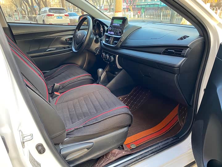 Фото 11 - Toyota Yaris L Hatchback