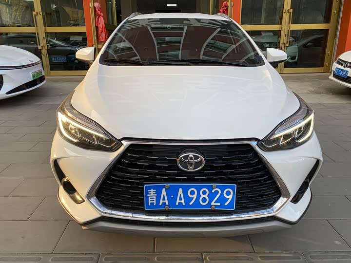 Фото 2 - Toyota Yaris L Hatchback