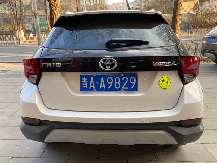 Фото 5 - Toyota Yaris L Hatchback