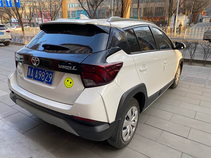 Фото 6 - Toyota Yaris L Hatchback