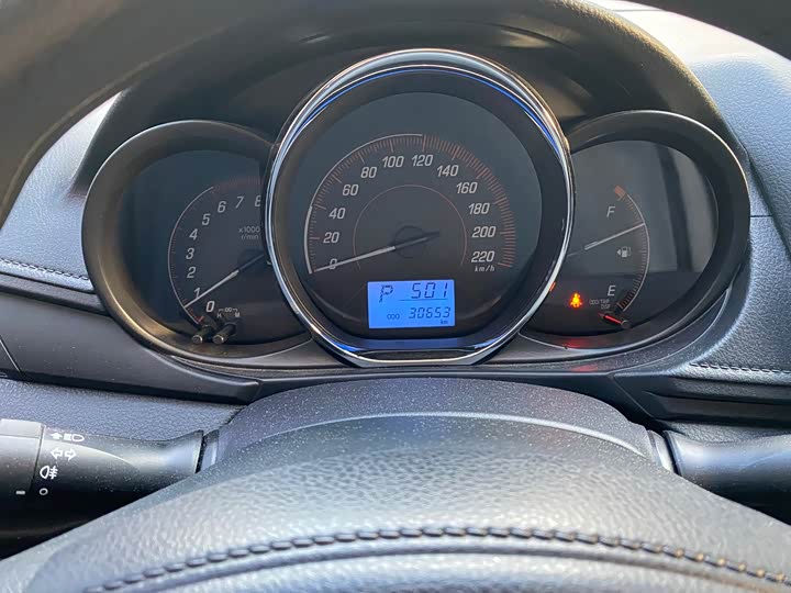 Фото 7 - Toyota Yaris L Hatchback