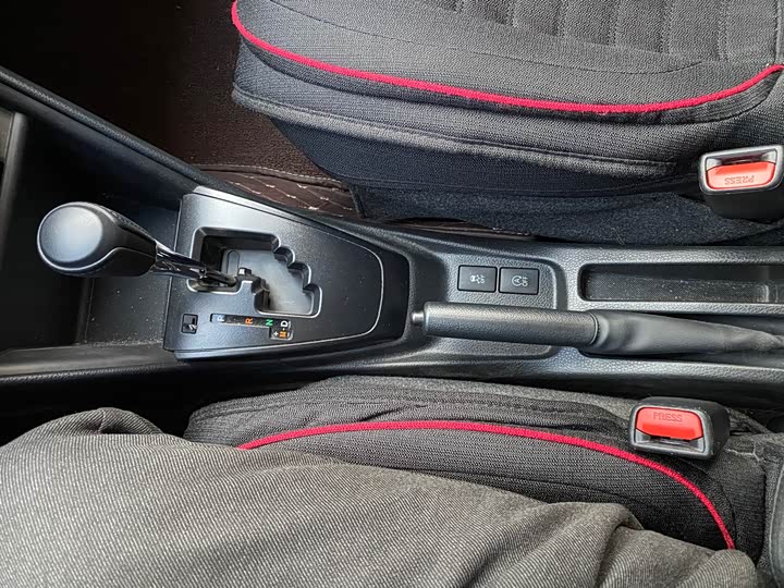 Фото 8 - Toyota Yaris L Hatchback