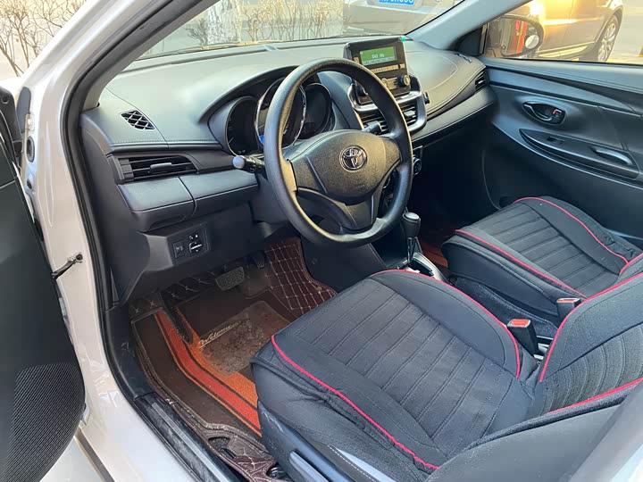 Фото 9 - Toyota Yaris L Hatchback