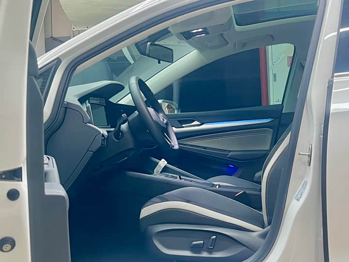 Фото 23 - Volkswagen Golf