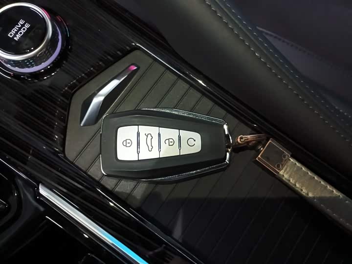 Фото 9 - Geely Monjaro