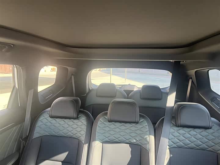 Фото 2 - Geely Okavango L