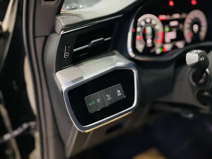 Фото 12 - Audi A6L