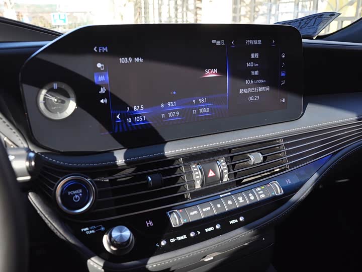 Фото 11 - Lexus LS