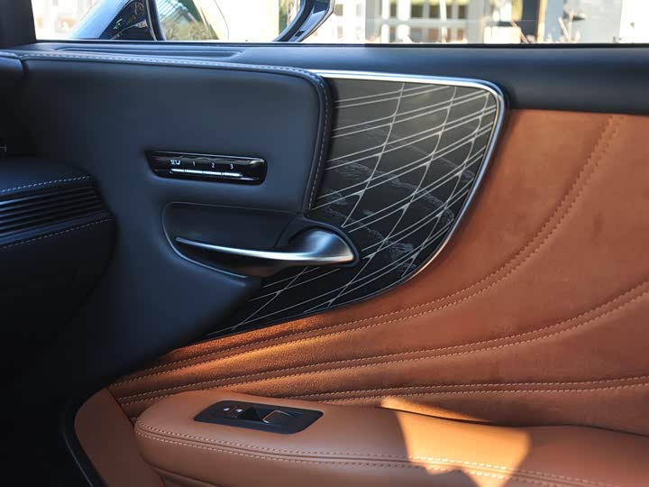 Фото 20 - Lexus LS