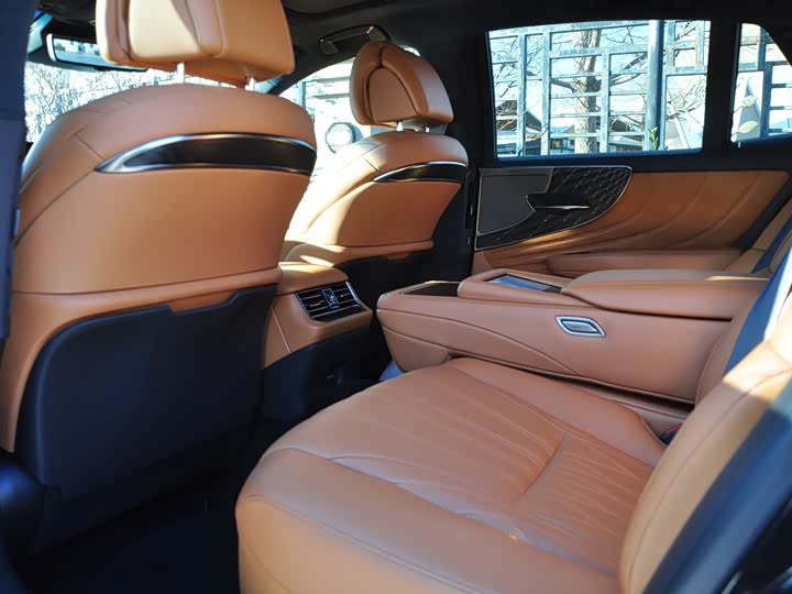 Фото 7 - Lexus LS