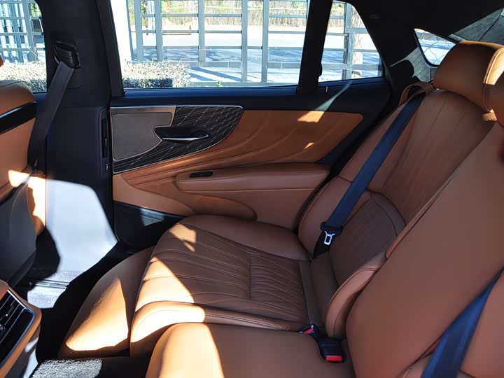 Фото 8 - Lexus LS