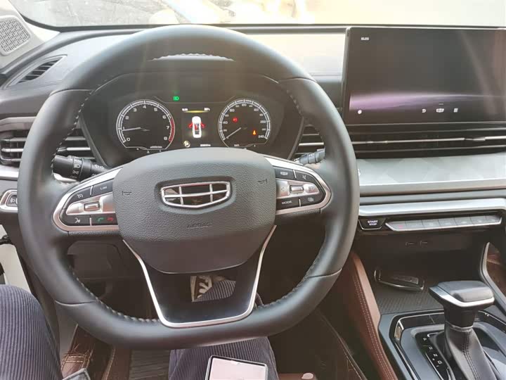 Фото 10 - Geely Vision X6