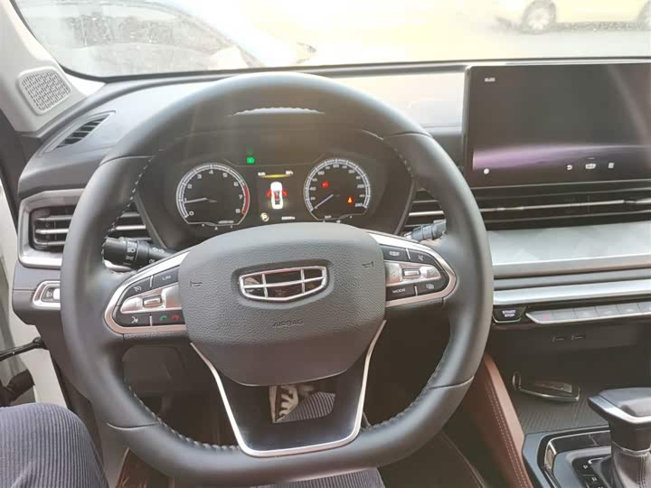 Фото 11 - Geely Vision X6