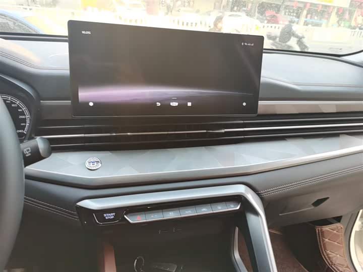 Фото 13 - Geely Vision X6