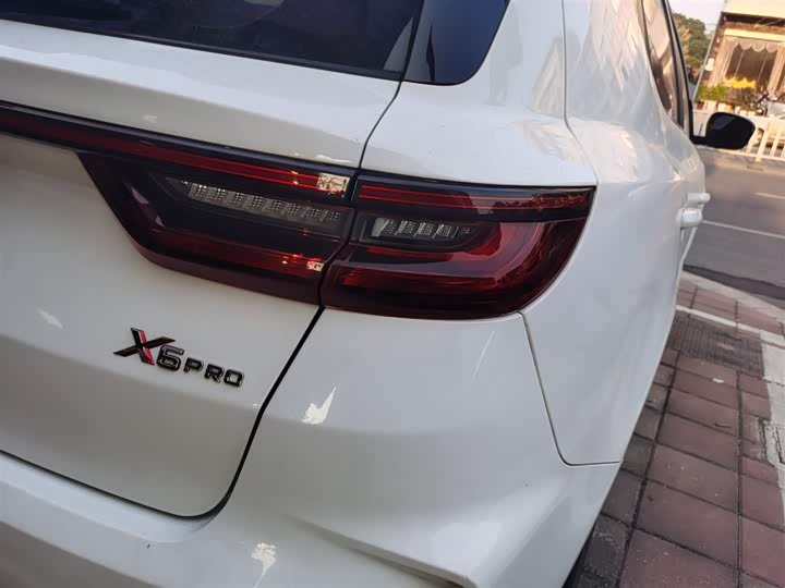Фото 8 - Geely Vision X6
