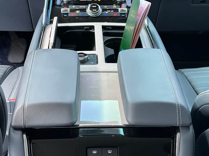 Фото 12 - Lincoln Navigator