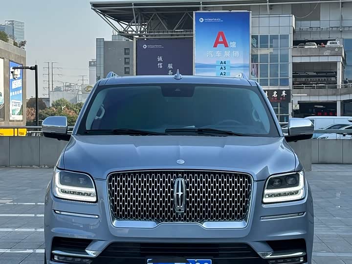 Фото 2 - Lincoln Navigator