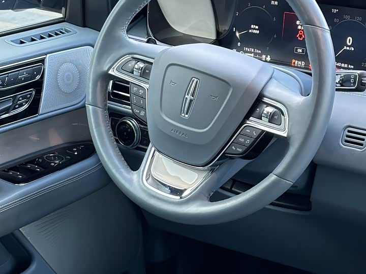 Фото 9 - Lincoln Navigator